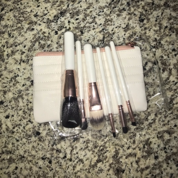 6 Piece Makeup Brush Set + Bag Included 👑 - Picture 7 of 7